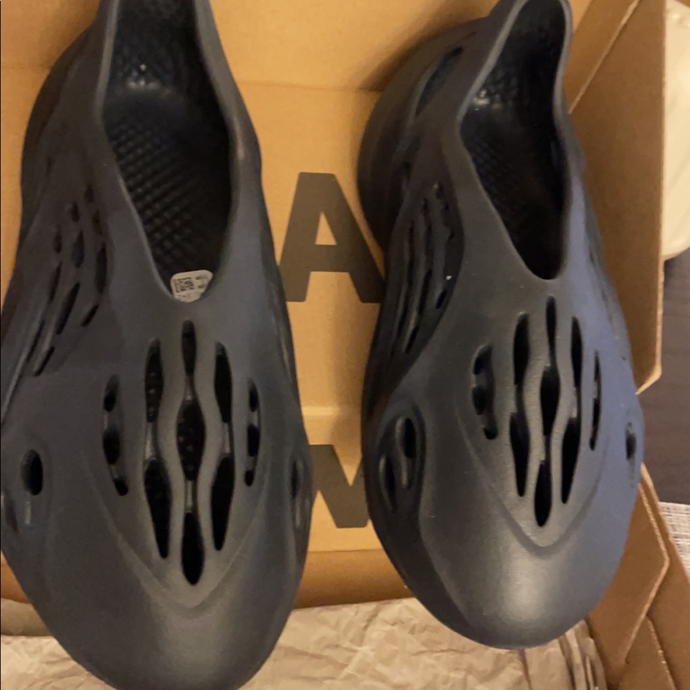 Foam runner Yeezys size 9 only tried on they were too big midnight blue